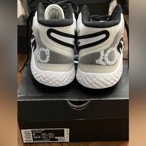 New in box KD Trey5 Viii size 9 men